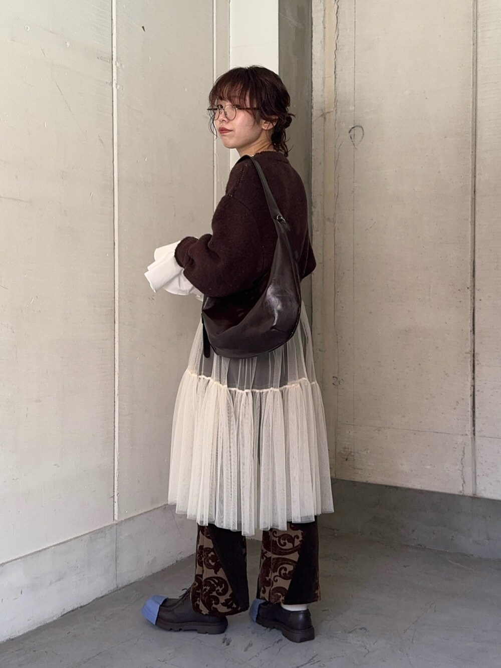 ブラウン系のハンドバッグ、その他のその他パンツ、ブラウン系のシューズ小物/雑貨を着用したレディースの秋コーディネートの3枚目の写真