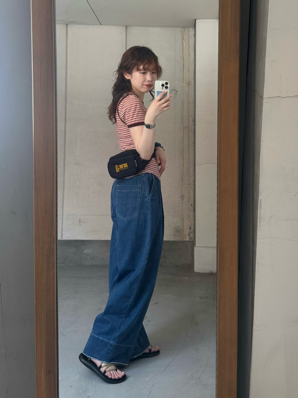 レッド系のTシャツ/カットソー、レッド系のタンクトップ、ブルー系のデニムパンツを着用したレディースの夏コーディネートの4枚目の写真