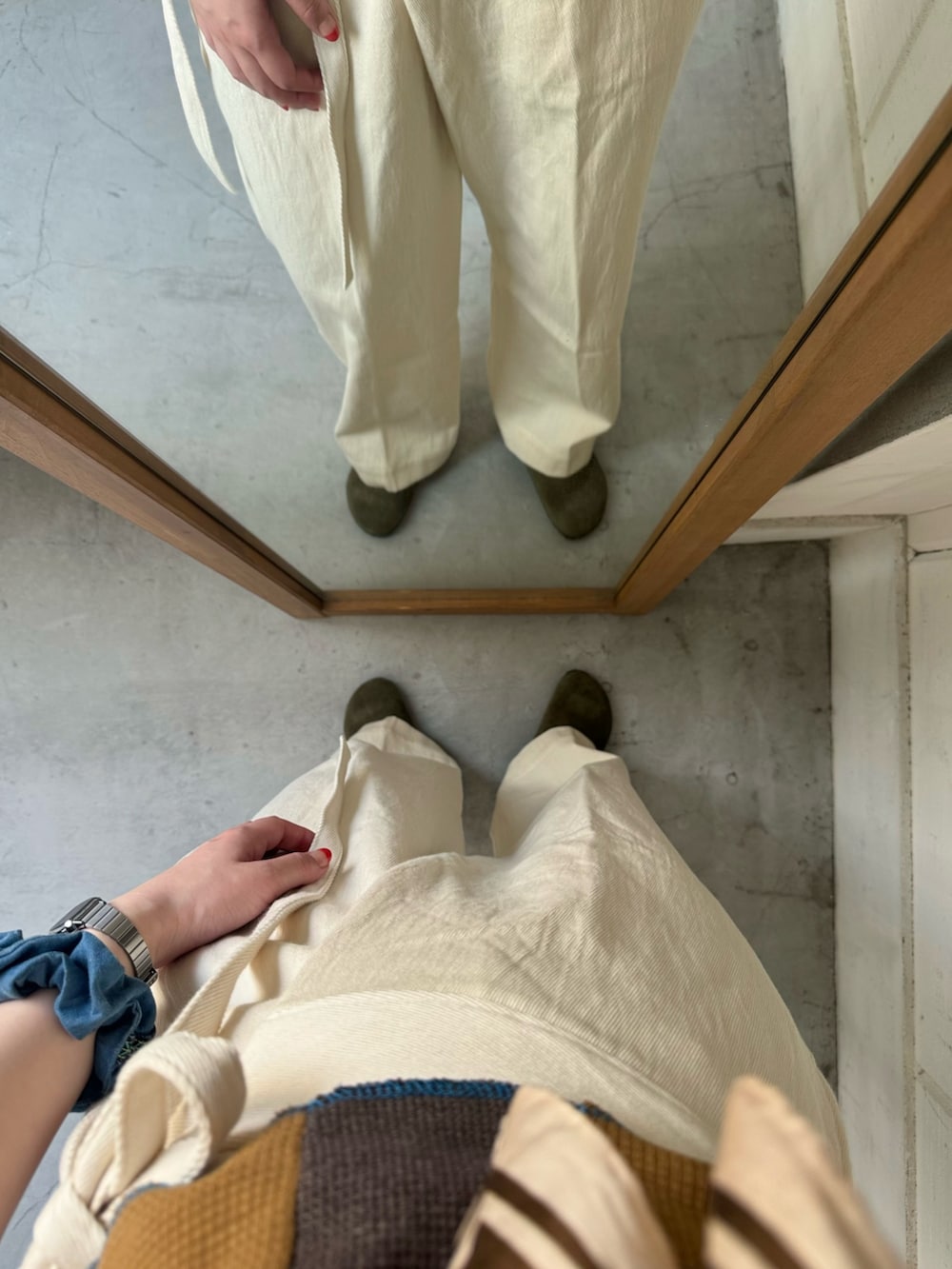 ベージュ系のその他パンツ、グリーン系のサンダル、ブラウン系のバンダナ/スカーフを着用したレディースの夏コーディネートの4枚目の写真