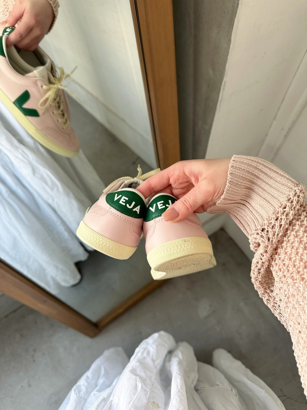 ホワイト系のワンピースを着用したレディースの春コーディネートの4枚目の写真
