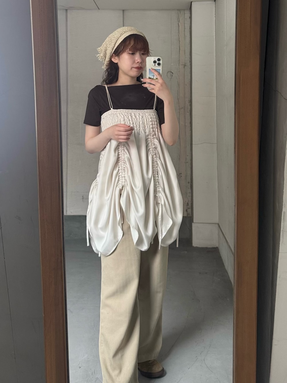 ブラウン系のTシャツ/カットソー、ベージュ系のスニーカー、ホワイト系のワンピースを着用したレディースの春コーディネートの3枚目の写真