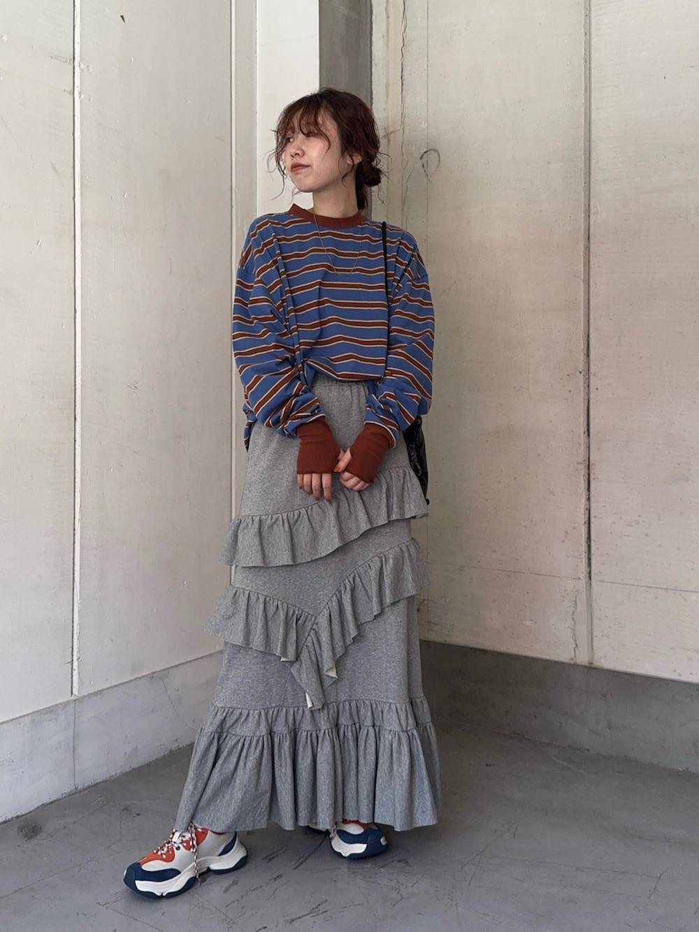 その他のTシャツ/カットソー、グレー系のスカート、ブラック系のショルダーバッグを着用したレディースの秋コーディネートの2枚目の写真