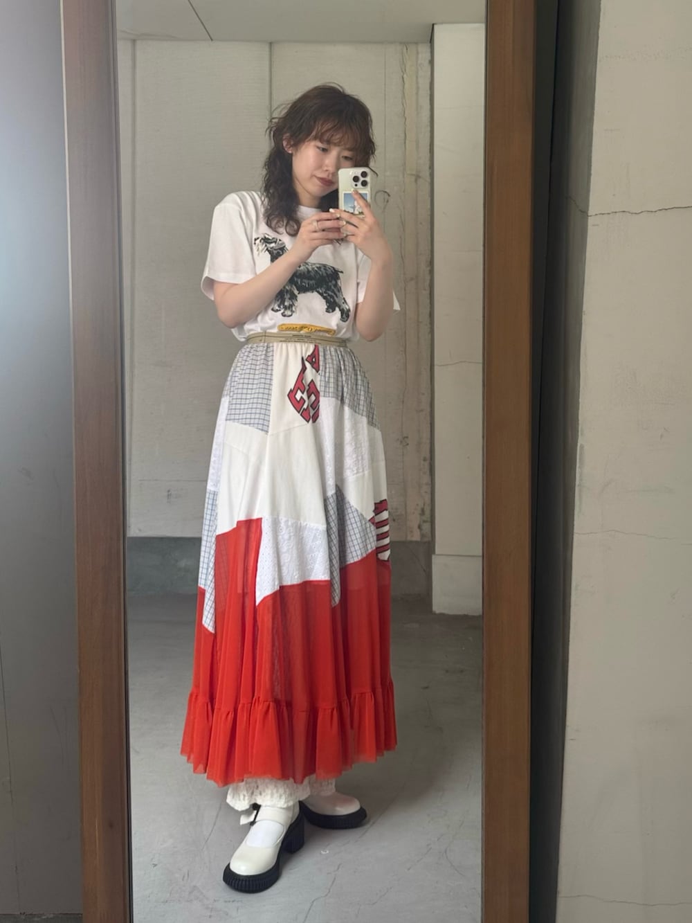 ホワイト系のTシャツ/カットソー、その他のスカート、オレンジ系のその他パンツを着用したレディースの春コーディネートの4枚目の写真