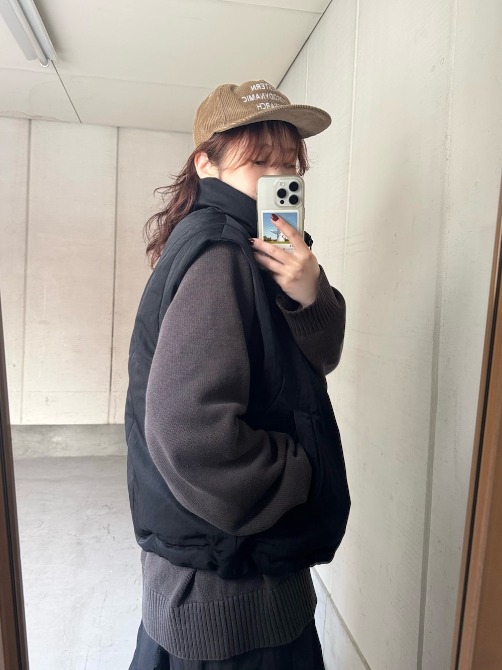 ベージュ系のスニーカー、ブラウン系のキャップを着用したレディースの冬コーディネートの6枚目の写真