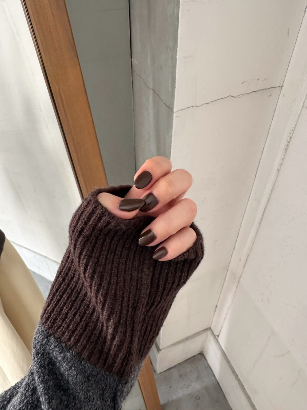 ホワイト系のその他パンツ、ブラウン系のショルダーバッグ、ブラウン系のサンダルを着用したレディースの秋コーディネートの3枚目の写真