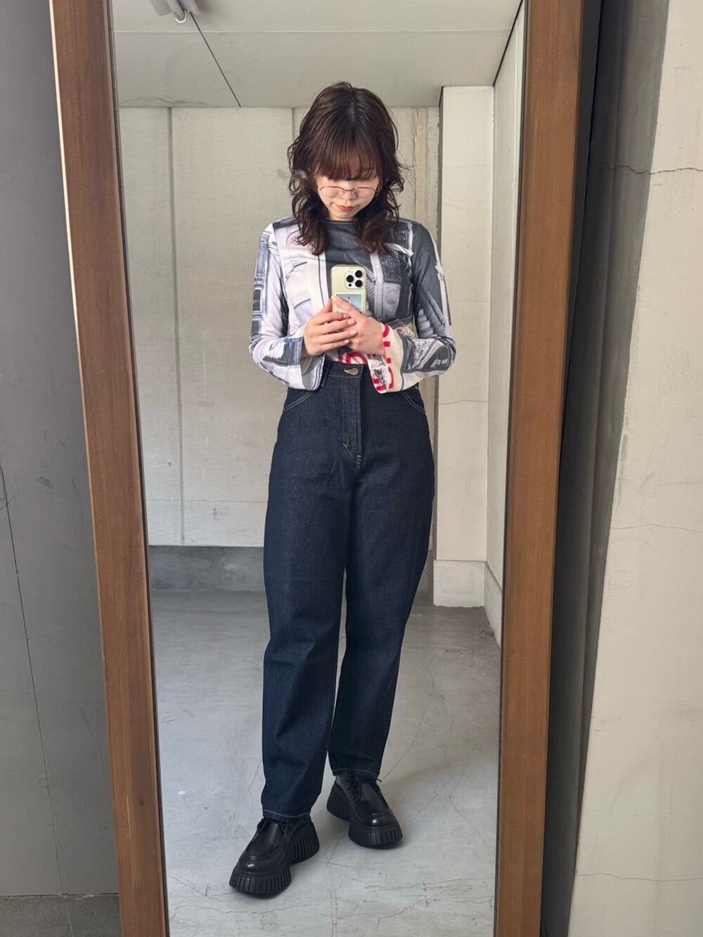 レッド系のショルダーバッグ、その他のテーラードジャケット、パープル系のその他トップスを着用したレディースの冬コーディネートの6枚目の写真