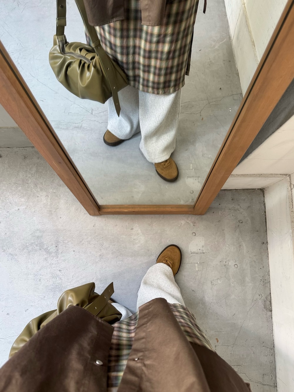 ブラウン系のシャツ/ブラウス、グリーン系のワンピース、グリーン系のショルダーバッグを着用したレディースの秋コーディネートの5枚目の写真