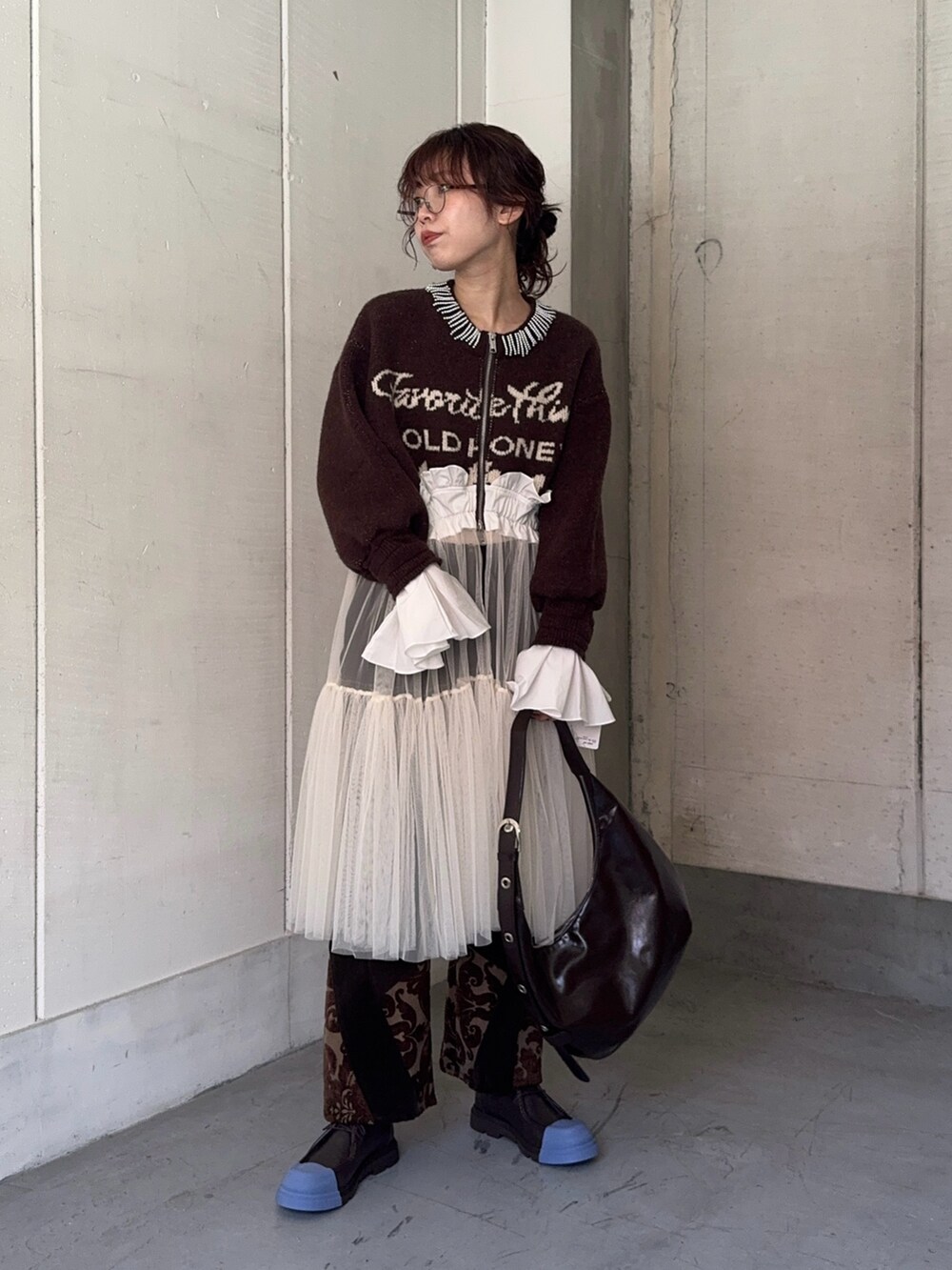 ブラウン系のハンドバッグ、その他のその他パンツ、ブラウン系のシューズ小物/雑貨を着用したレディースの秋コーディネートの2枚目の写真