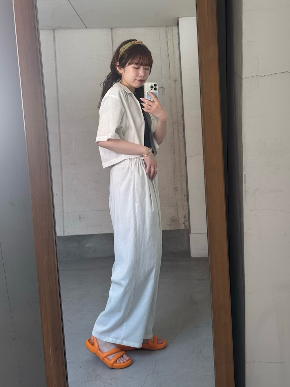 ホワイト系のシャツ/ブラウス、ブルー系のTシャツ/カットソー、ホワイト系のその他パンツを着用したレディースの春コーディネートの4枚目の写真