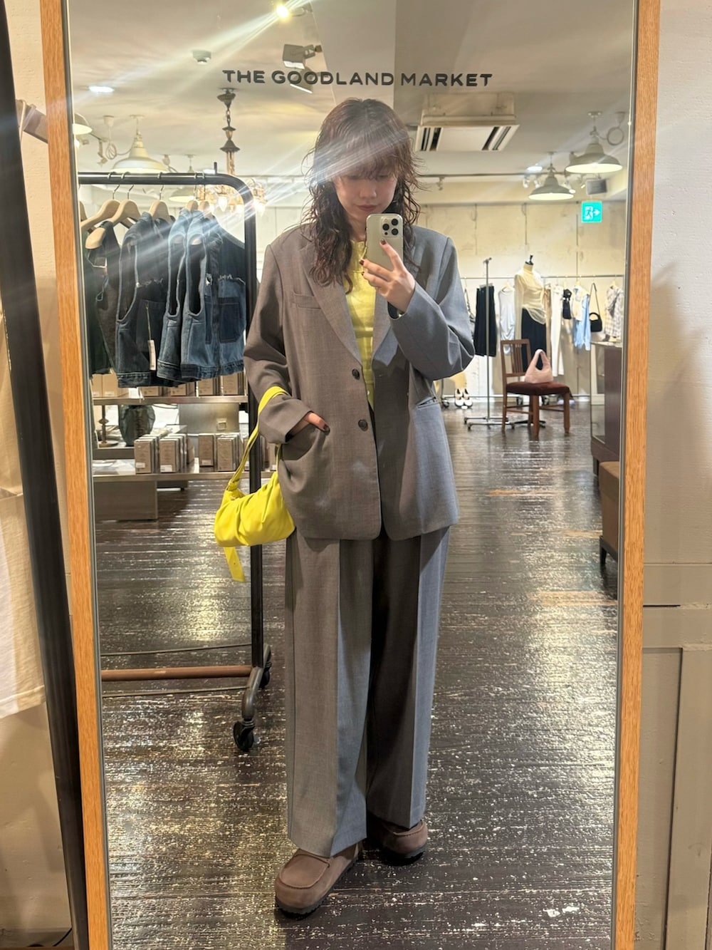 グレー系のスーツジャケット、イエロー系のニット/セーター、グレー系のその他パンツを着用したレディースの秋コーディネートの2枚目の写真