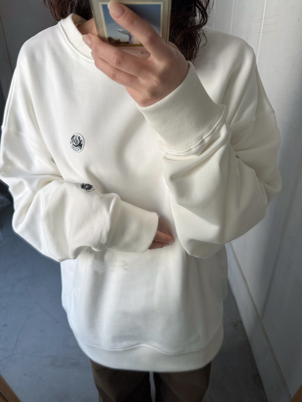 ホワイト系のスウェット、ホワイト系のトートバッグ、グリーン系のその他パンツを着用したレディースの冬コーディネートの6枚目の写真