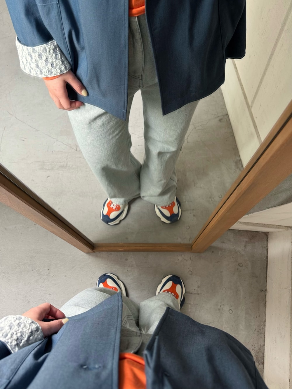 ブルー系のテーラードジャケット、オレンジ系のTシャツ/カットソー、ブルー系のデニムパンツを着用したレディースの冬コーディネートの5枚目の写真