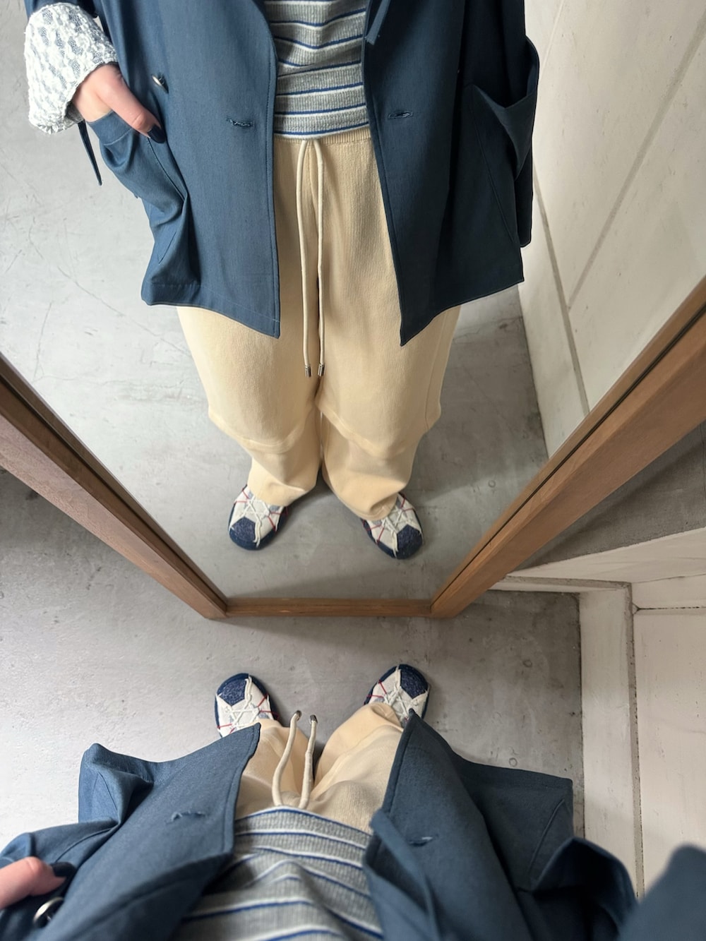 ブルー系のその他アウター、その他のタンクトップ、ホワイト系のその他パンツを着用したレディースの春コーディネートの2枚目の写真