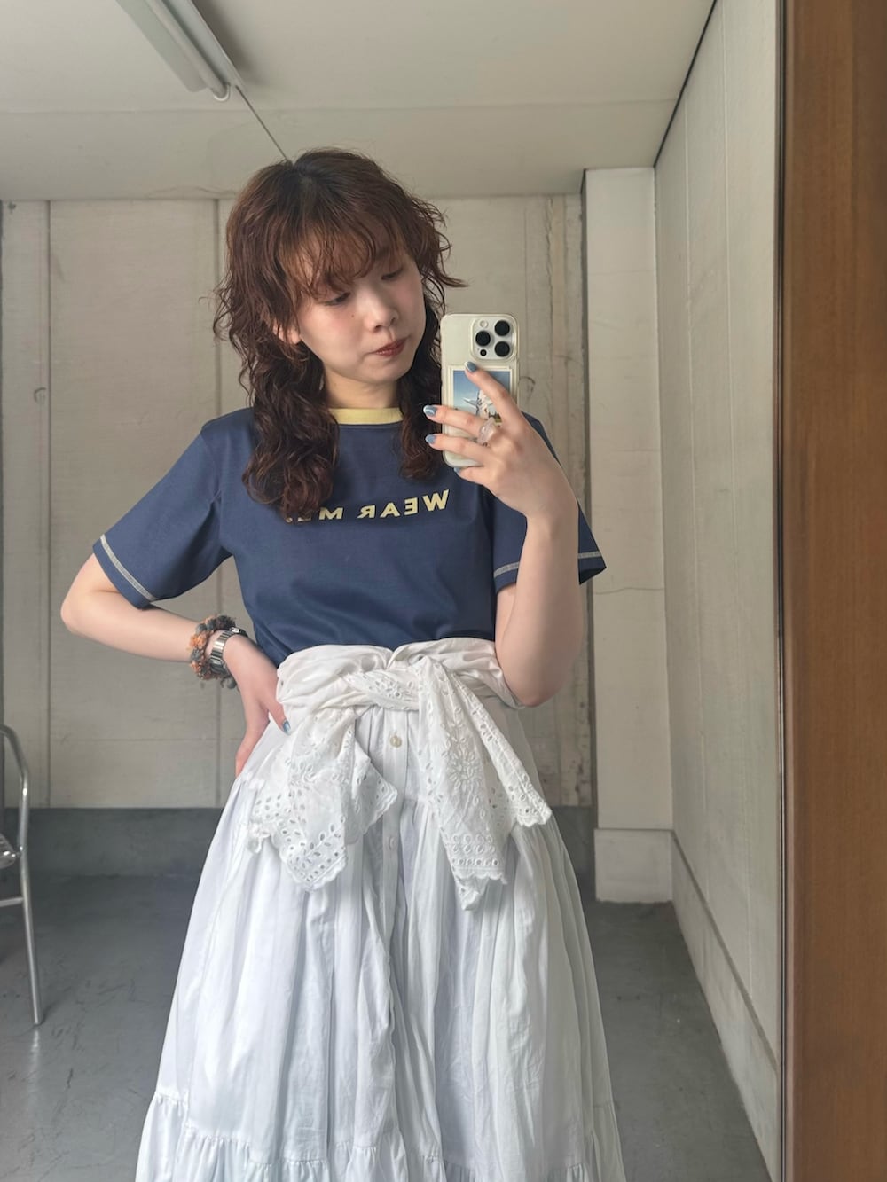 ホワイト系のワンピース、ブルー系のTシャツ/カットソー、ベージュ系のサンダルを着用したレディースの夏コーディネートの3枚目の写真