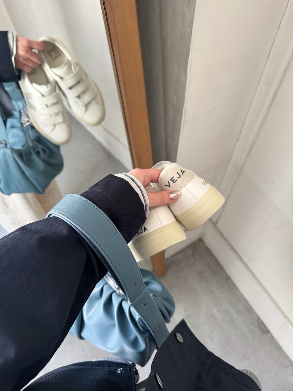 ブルー系のその他アウター、ホワイト系のその他パンツ、グリーン系のシャツ/ブラウスを着用したレディースの春コーディネートの4枚目の写真