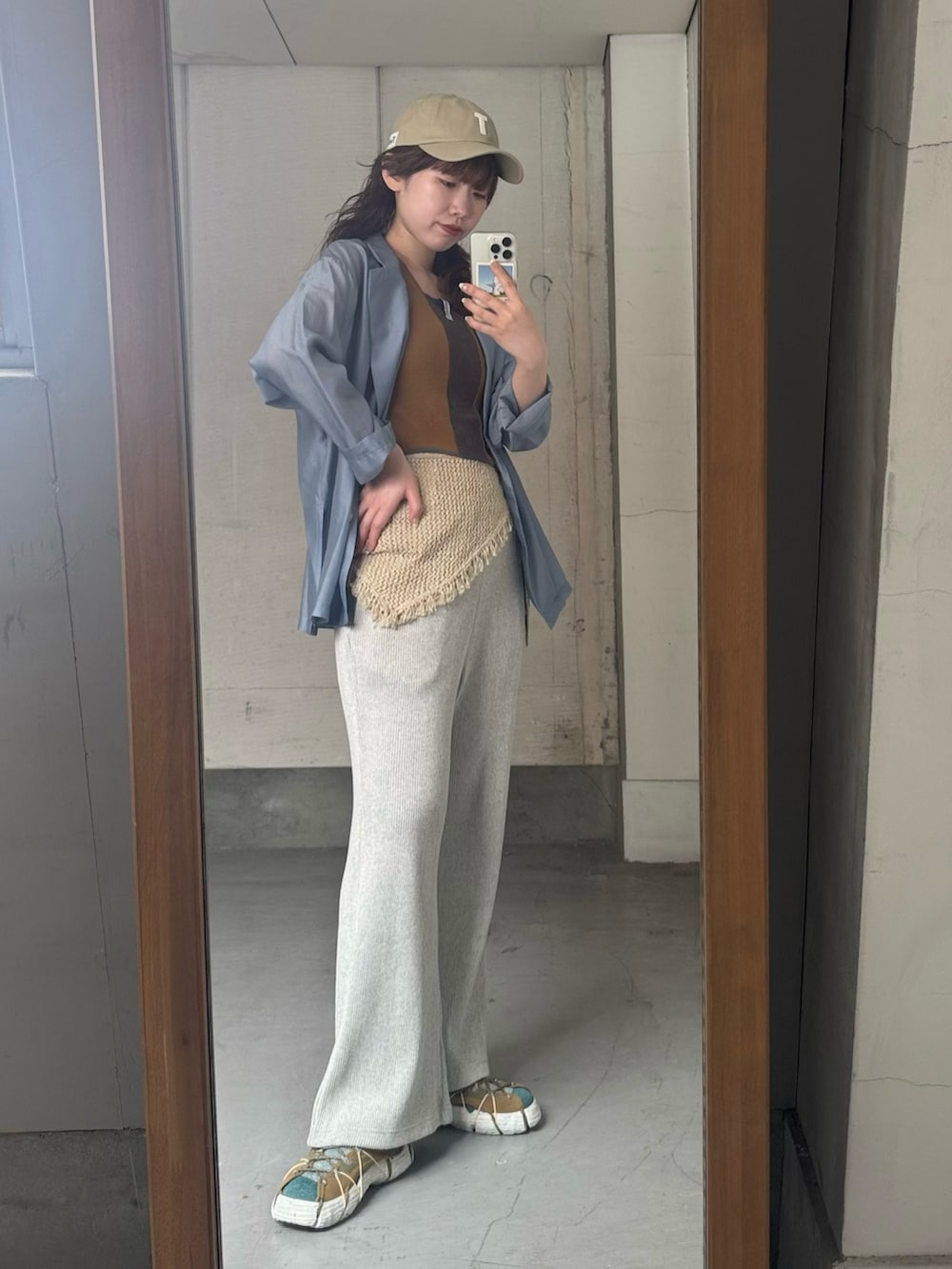 ブルー系のその他アウター、グレー系のその他パンツ、その他のスニーカーを着用したレディースの春コーディネートの5枚目の写真