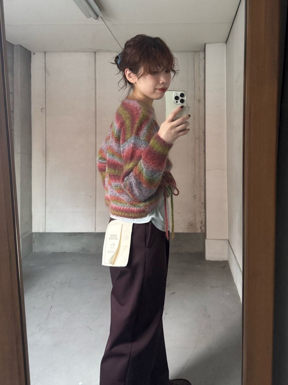 ブルー系のTシャツ/カットソー、イエロー系のニット/セーター、レッド系のその他パンツを着用したレディースの秋コーディネートの2枚目の写真