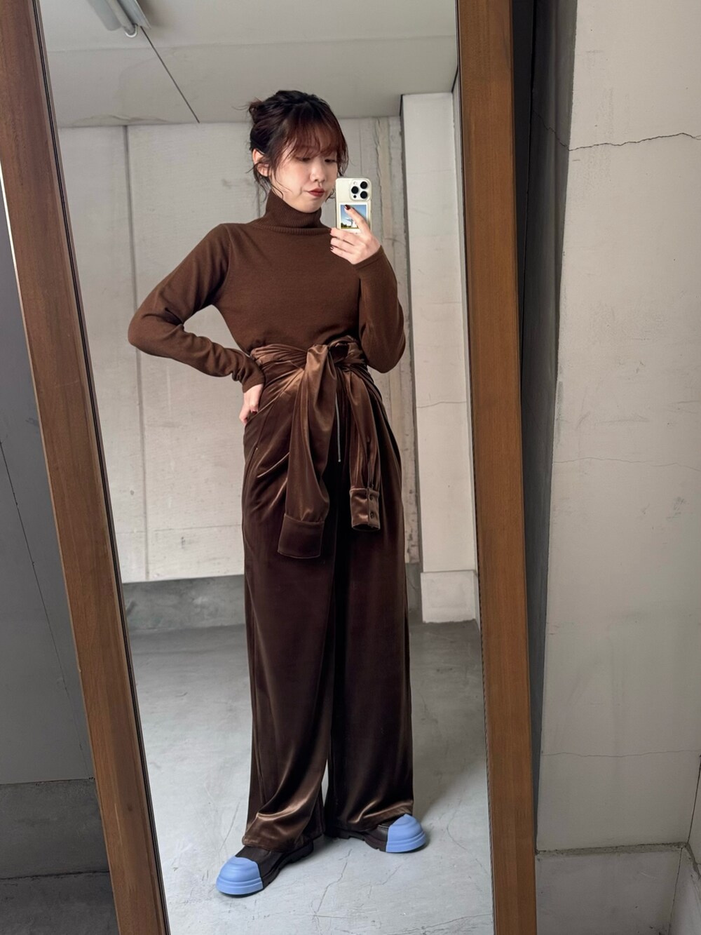 ベージュ系のノーカラージャケット、ブラウン系のニット/セーター、ブラウン系のサロペット/オーバーオールを着用したレディースの冬コーディネートの6枚目の写真