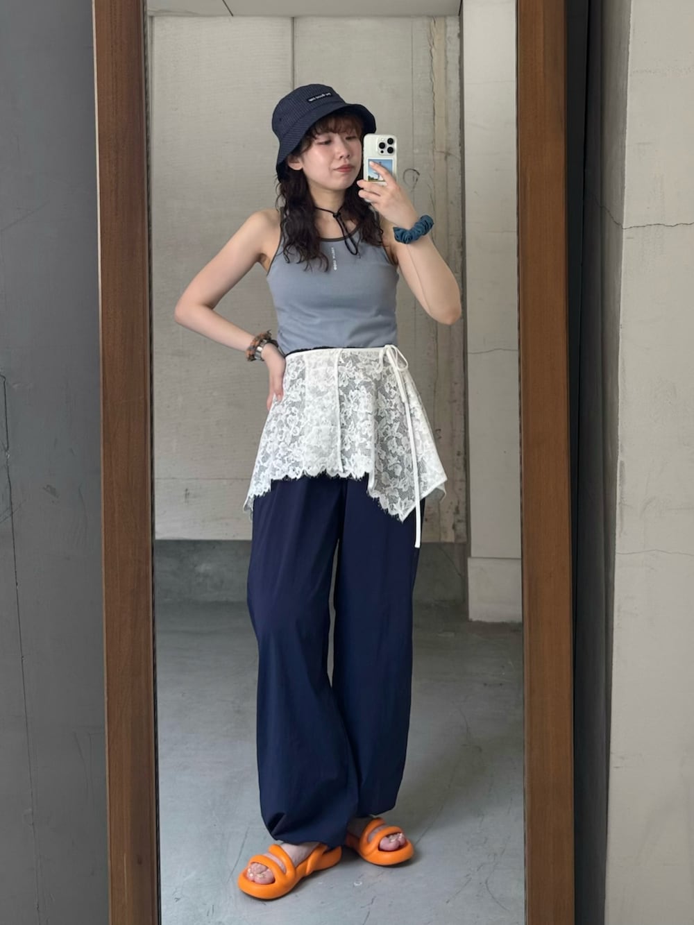 ブルー系のタンクトップ、ホワイト系のスカート、ブルー系のその他パンツを着用したレディースの夏コーディネートの5枚目の写真