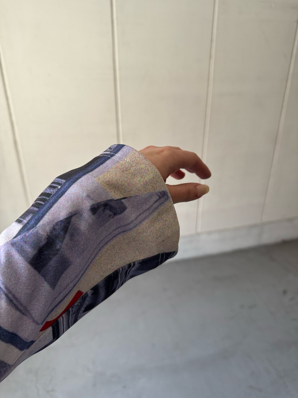 レッド系のショルダーバッグ、その他のテーラードジャケット、パープル系のその他トップスを着用したレディースの冬コーディネートの5枚目の写真