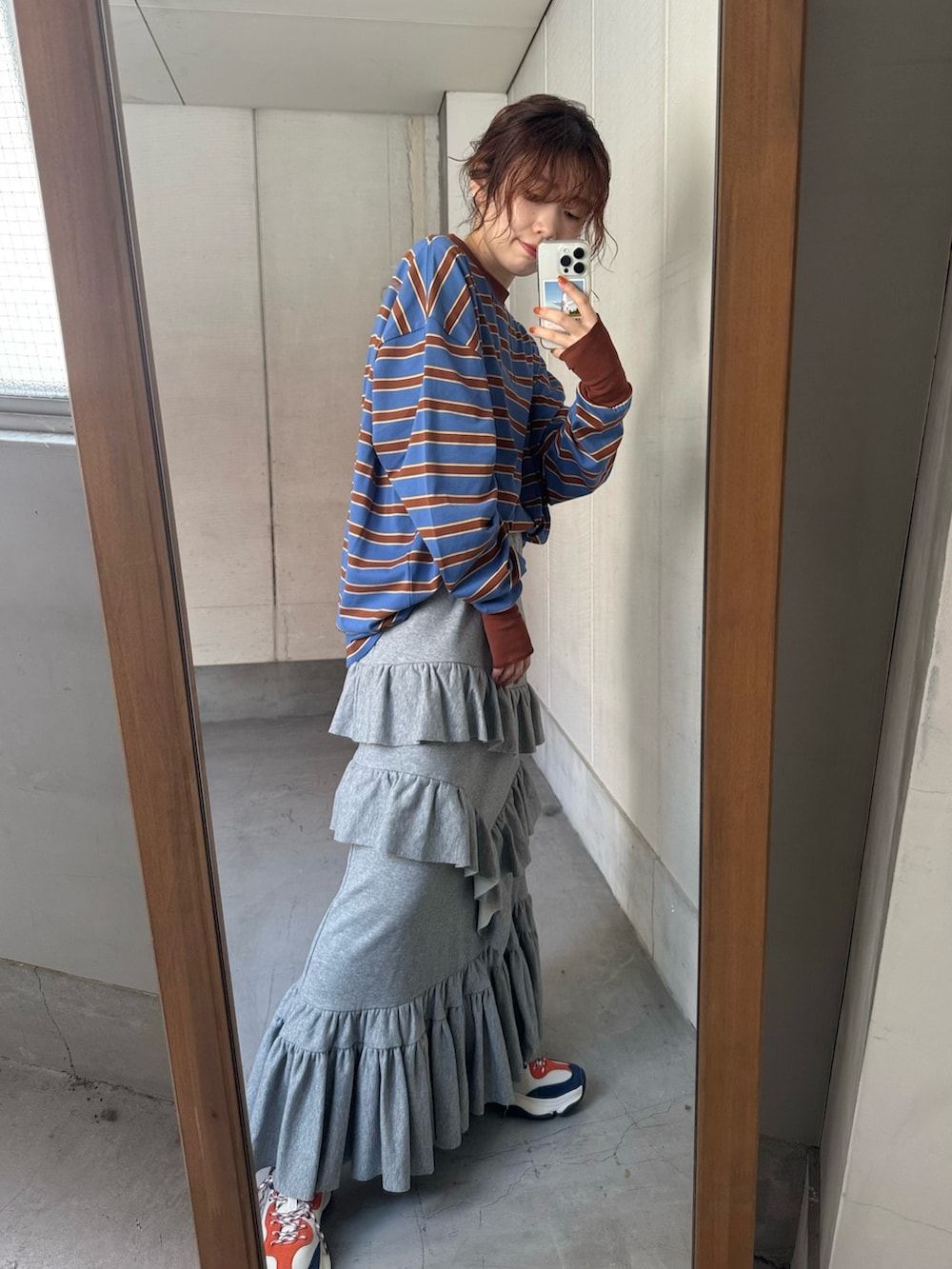 その他のTシャツ/カットソー、グレー系のスカート、ブラック系のショルダーバッグを着用したレディースの秋コーディネートの4枚目の写真