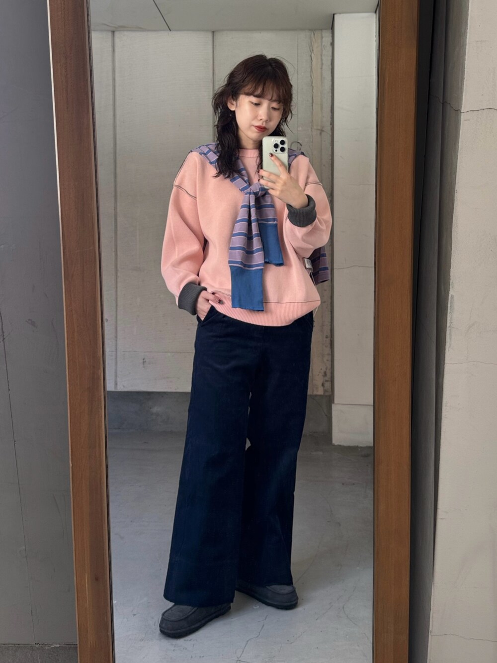 グレー系のニット/セーター、ブルー系のTシャツ/カットソー、ブルー系のその他パンツを着用したレディースの秋コーディネートの5枚目の写真