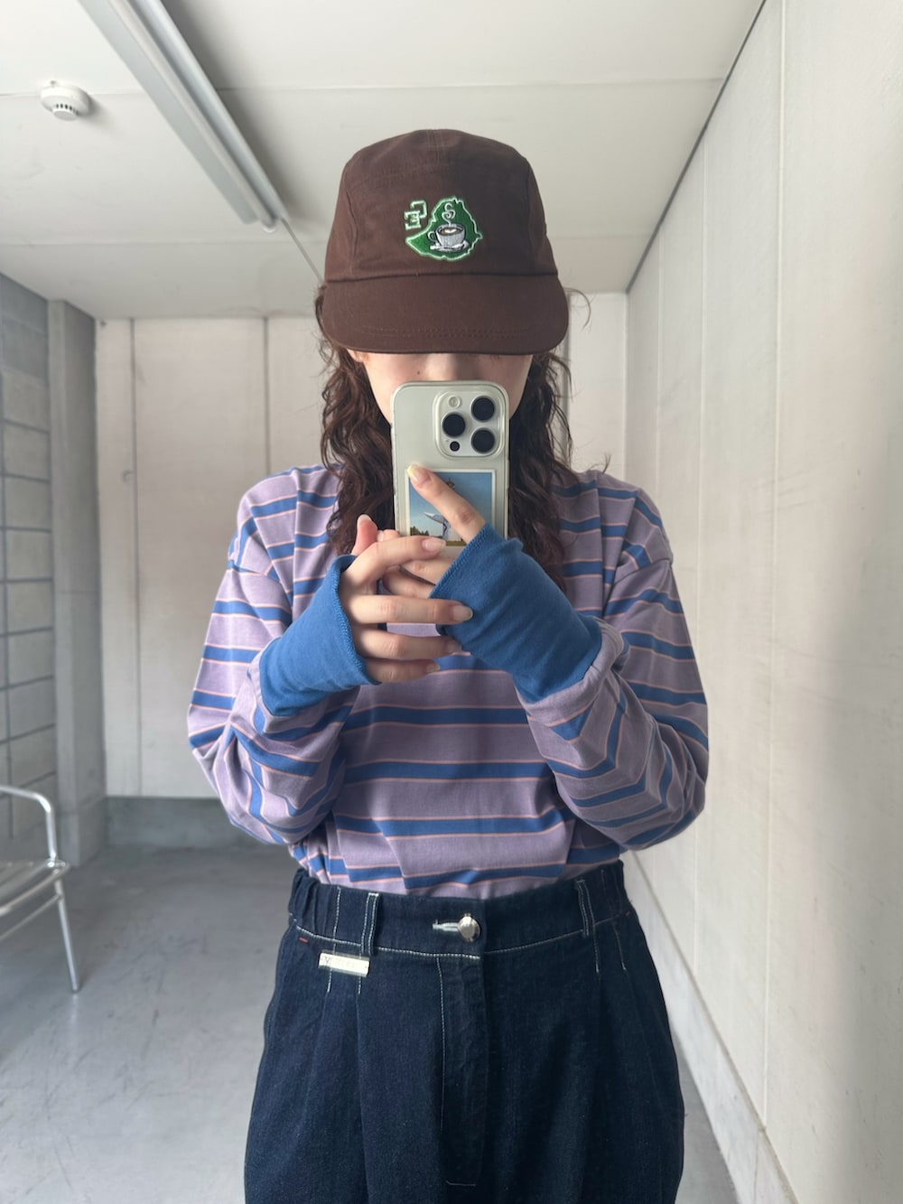 ブルー系のTシャツ/カットソー、ブルー系のデニムパンツ、ブラウン系のキャップを着用したレディースの夏コーディネートの3枚目の写真