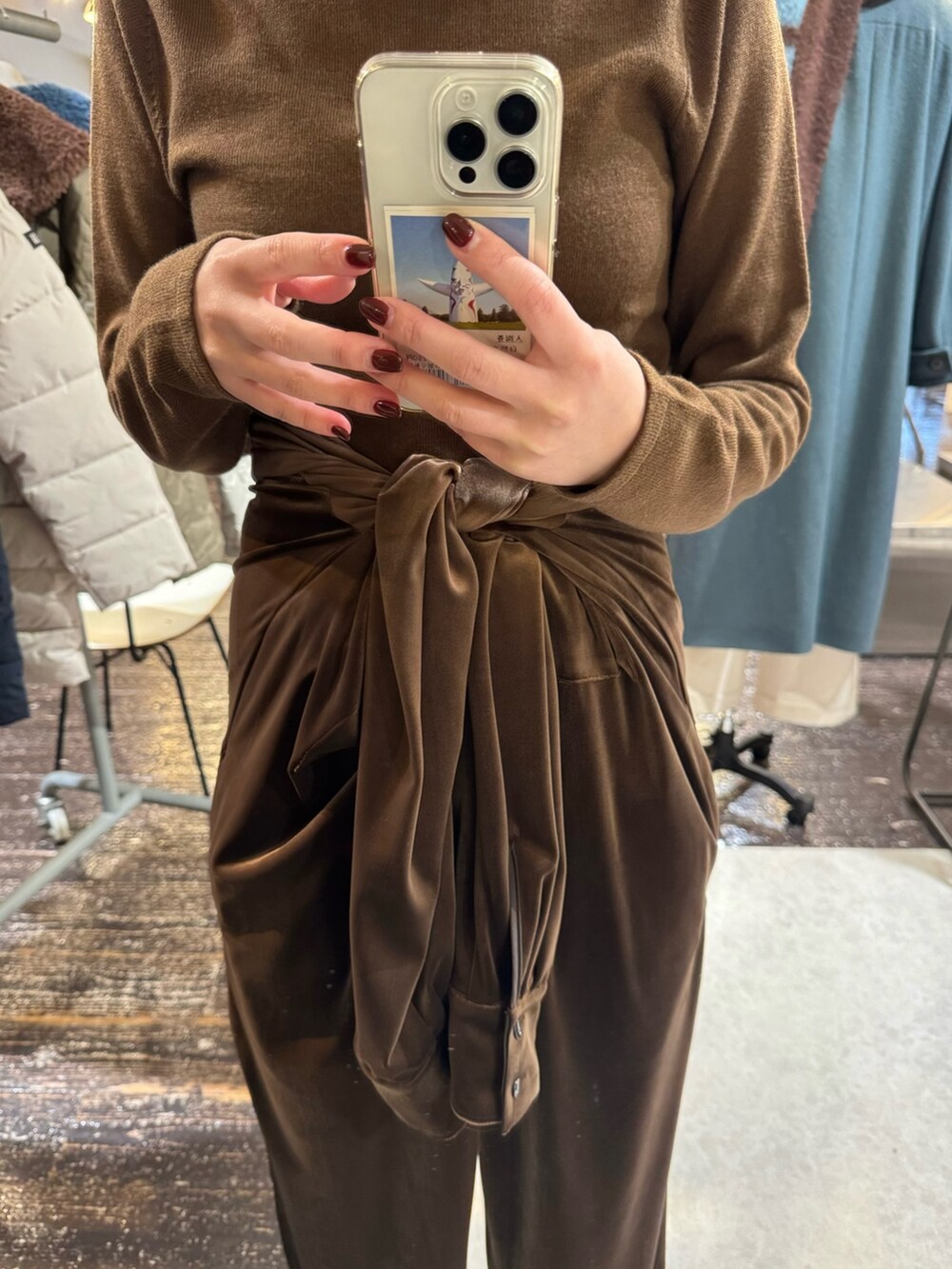 ベージュ系のノーカラージャケット、ブラウン系のニット/セーター、ブラウン系のサロペット/オーバーオールを着用したレディースの冬コーディネートの5枚目の写真