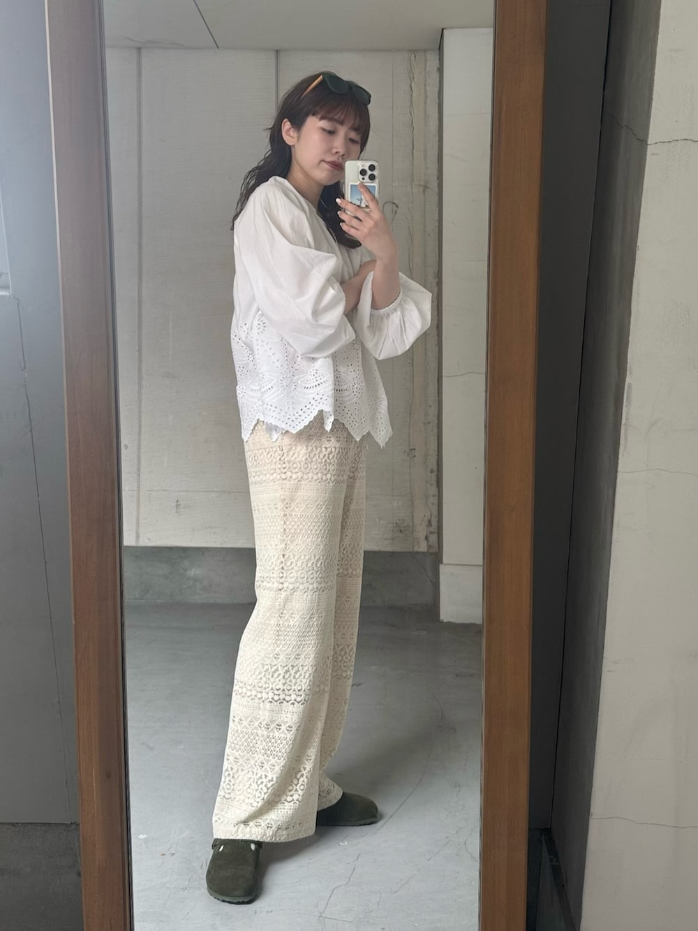 ホワイト系のシャツ/ブラウス、ホワイト系のその他パンツ、グリーン系のサンダルを着用したレディースの春コーディネートの4枚目の写真