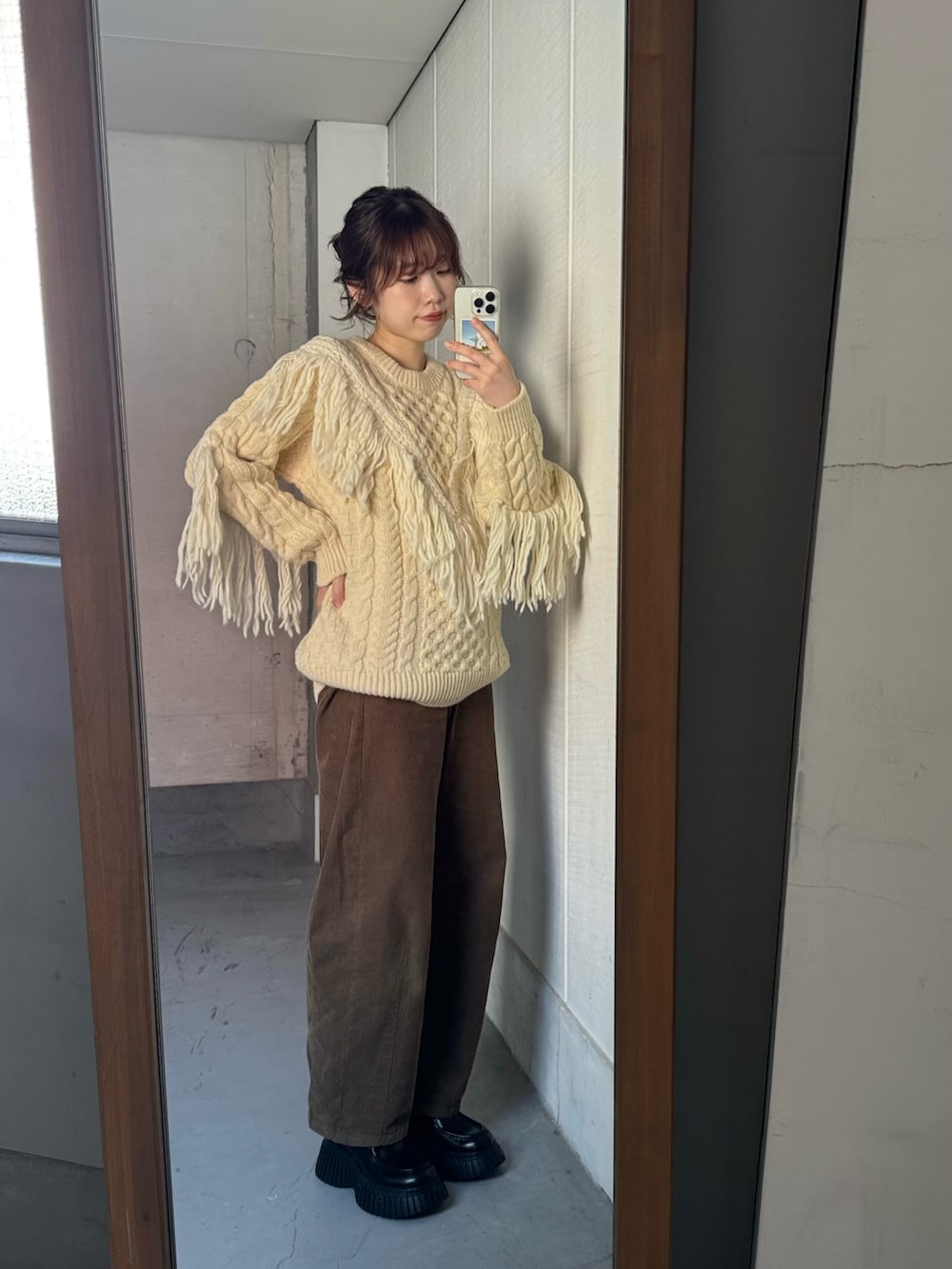 その他のニット/セーター、ブラック系のドレスシューズ、ブラック系のハンドバッグを着用したレディースの秋コーディネートの3枚目の写真