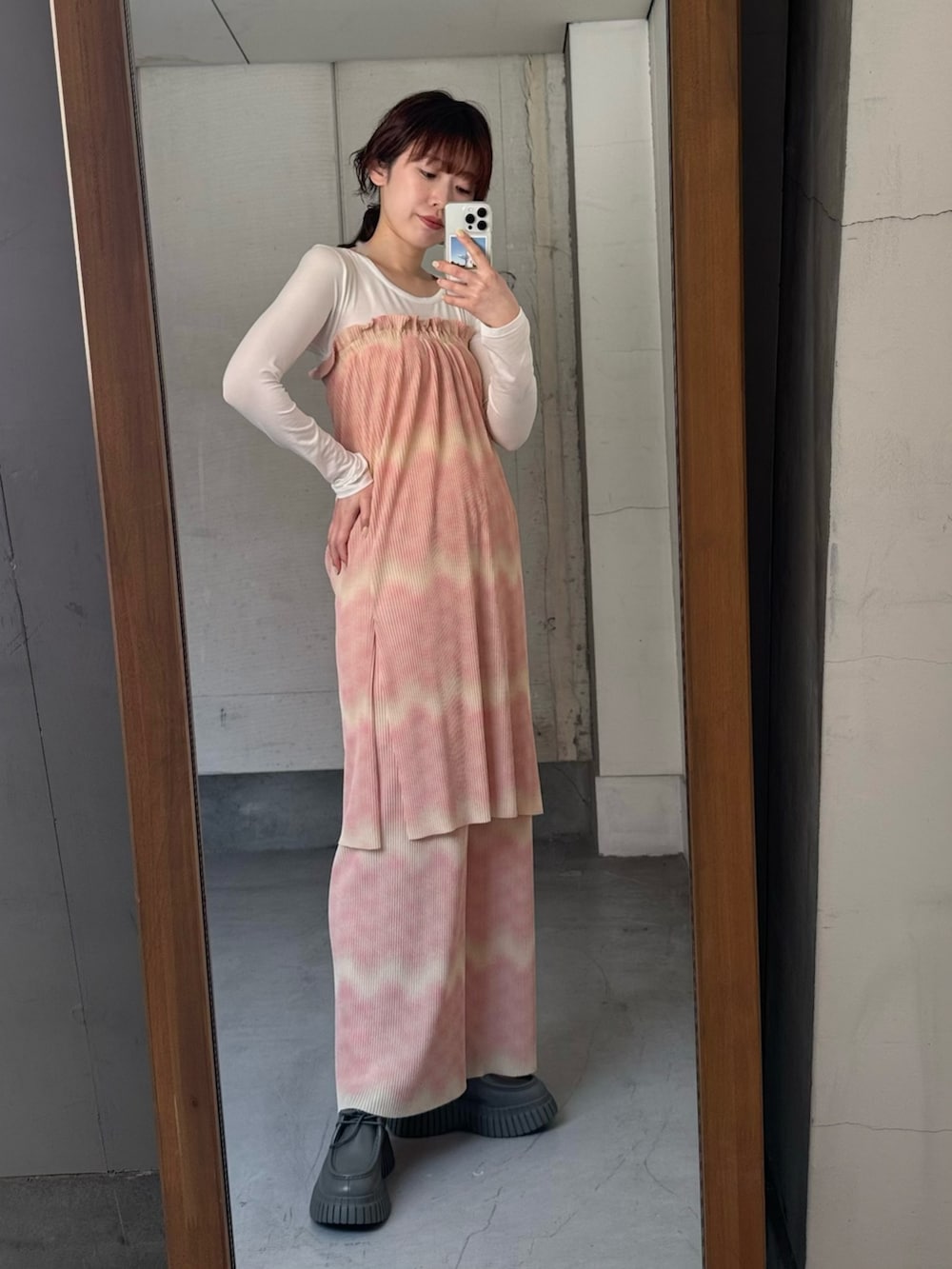 グレー系のその他アウター、ホワイト系のTシャツ/カットソー、シルバー系のハンドバッグを着用したレディースの冬コーディネートの3枚目の写真