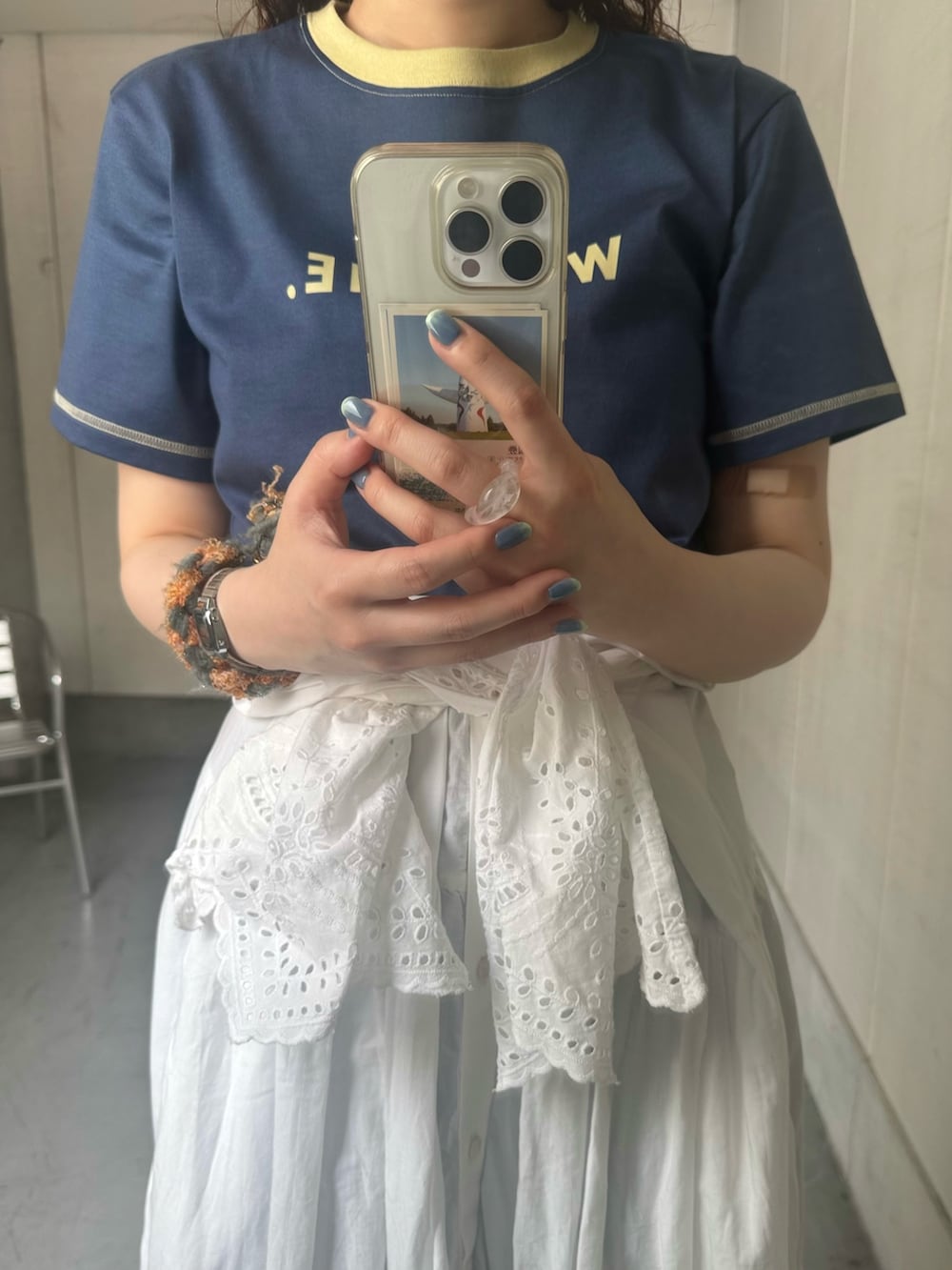 ホワイト系のワンピース、ブルー系のTシャツ/カットソー、ベージュ系のサンダルを着用したレディースの夏コーディネートの5枚目の写真