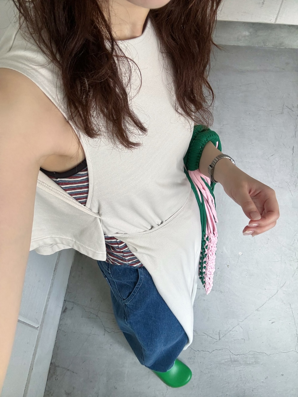 ホワイト系のワンピース、ブルー系のデニムパンツ、グリーン系のスリッポンを着用したレディースの夏コーディネートの6枚目の写真