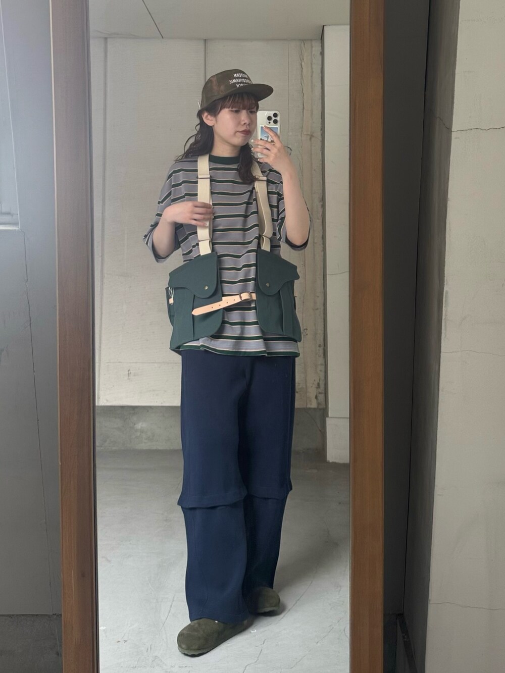 その他のTシャツ/カットソー、ブルー系のその他パンツ、グリーン系のサンダルを着用したレディースの春コーディネートの5枚目の写真