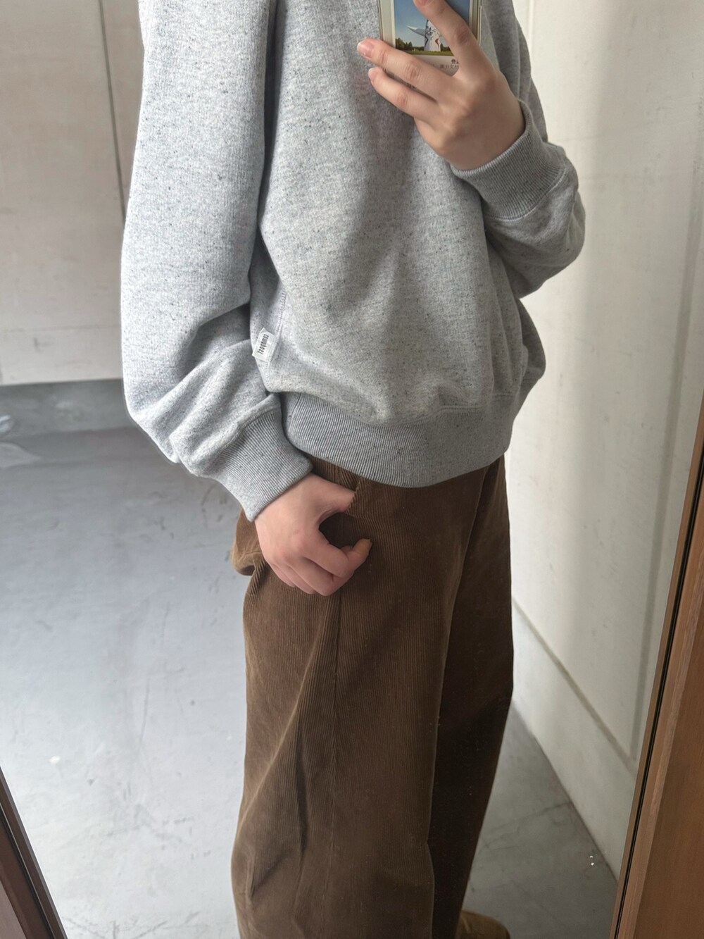 ベージュ系のスニーカー、グレー系のスウェット、その他のベストを着用したレディースの秋コーディネートの7枚目の写真