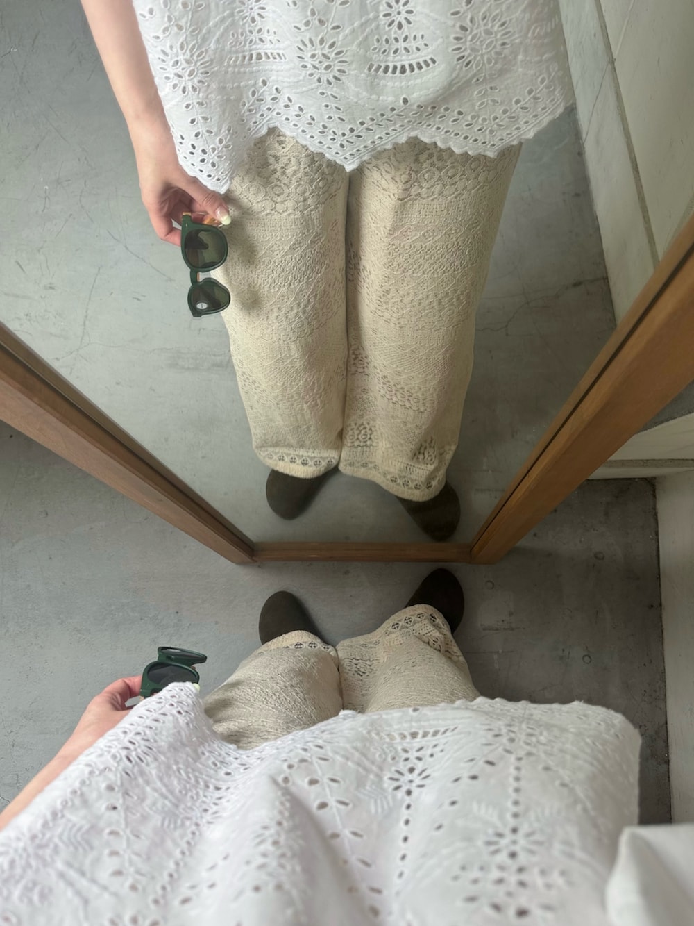 ホワイト系のシャツ/ブラウス、ホワイト系のその他パンツ、グリーン系のサンダルを着用したレディースの春コーディネートの2枚目の写真