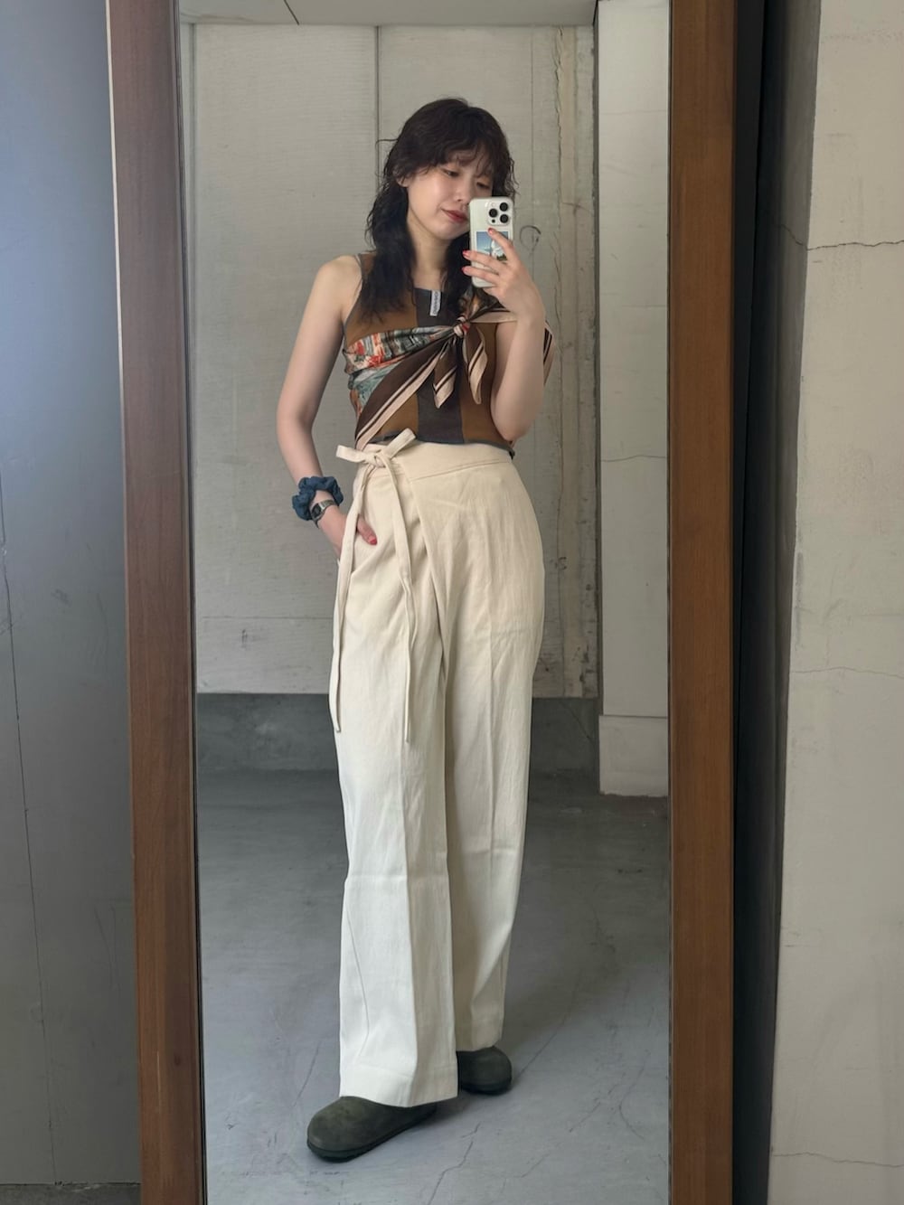 ベージュ系のその他パンツ、グリーン系のサンダル、ブラウン系のバンダナ/スカーフを着用したレディースの夏コーディネートの5枚目の写真