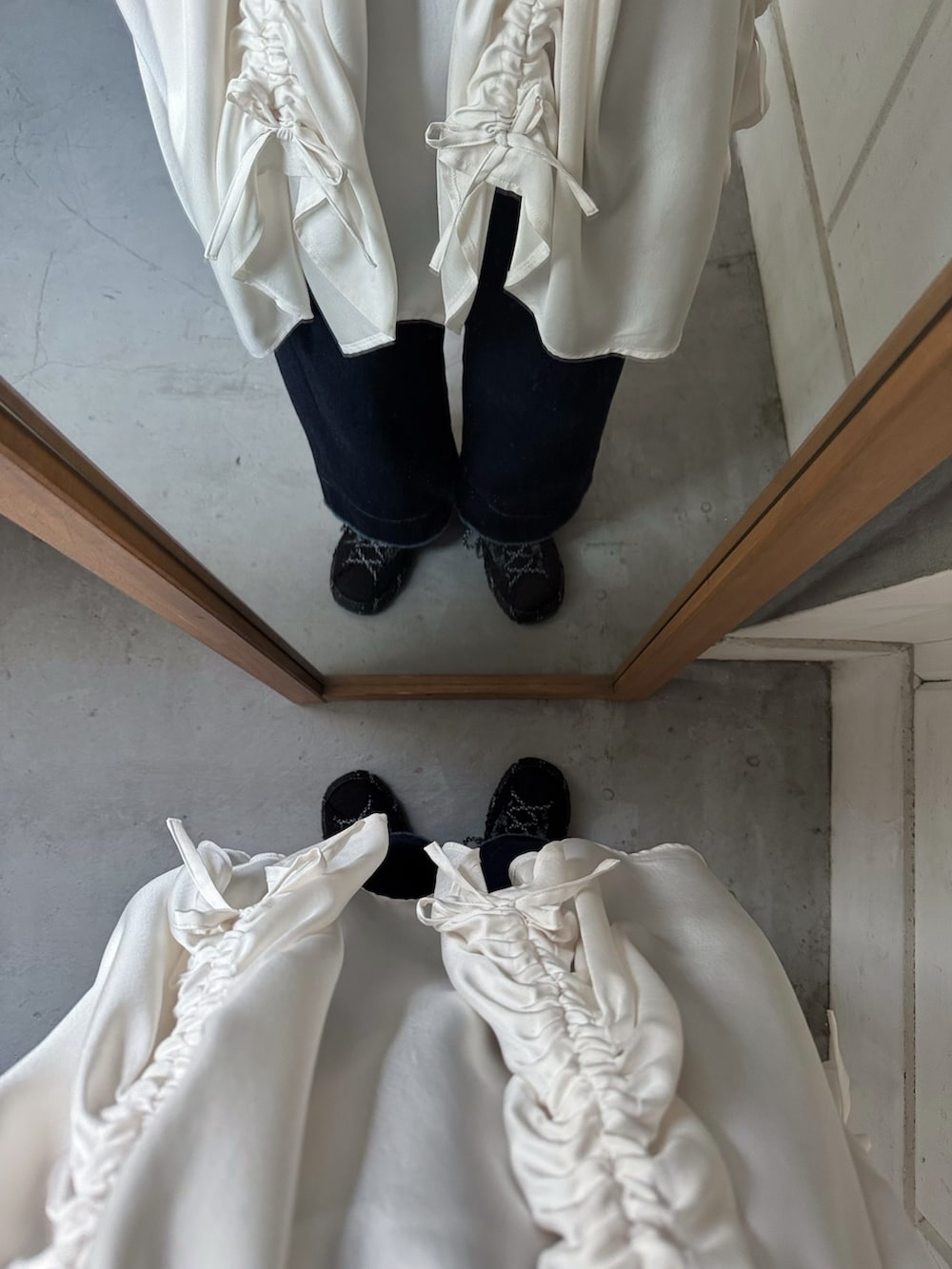 ブルー系のスウェット、ブルー系のデニムパンツ、ブラック系のスニーカーを着用したレディースの春コーディネートの3枚目の写真