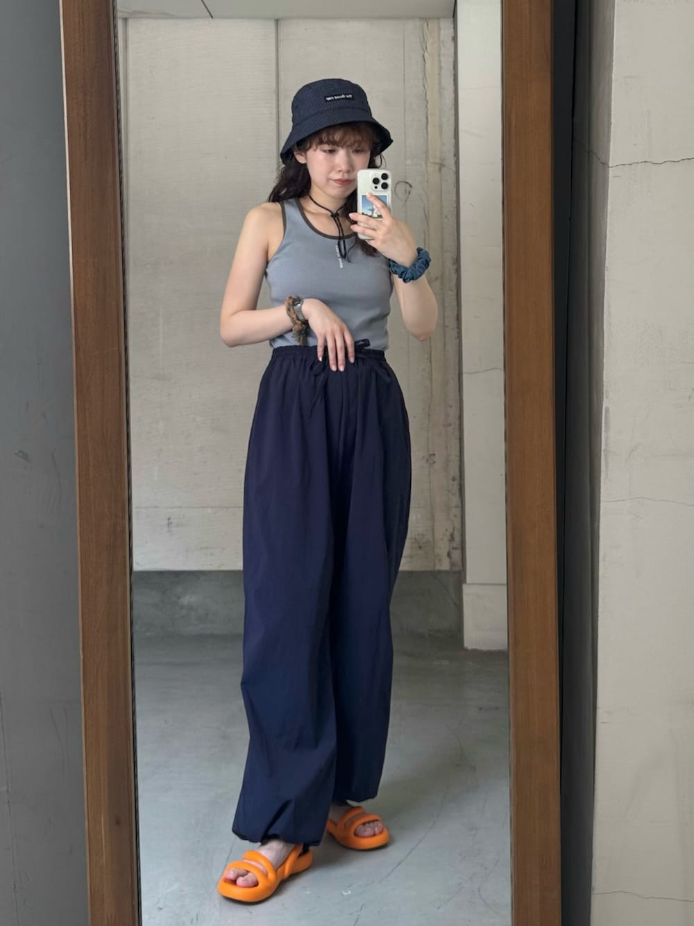 ブルー系のタンクトップ、ホワイト系のスカート、ブルー系のその他パンツを着用したレディースの夏コーディネートの6枚目の写真
