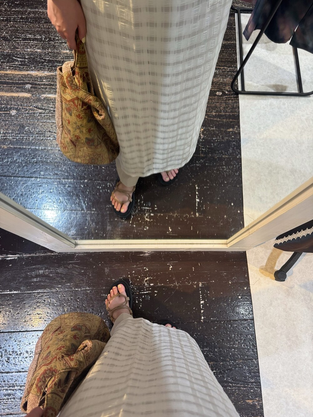 その他のタンクトップ、ホワイト系のワンピース、その他のトートバッグを着用したレディースの秋コーディネートの4枚目の写真