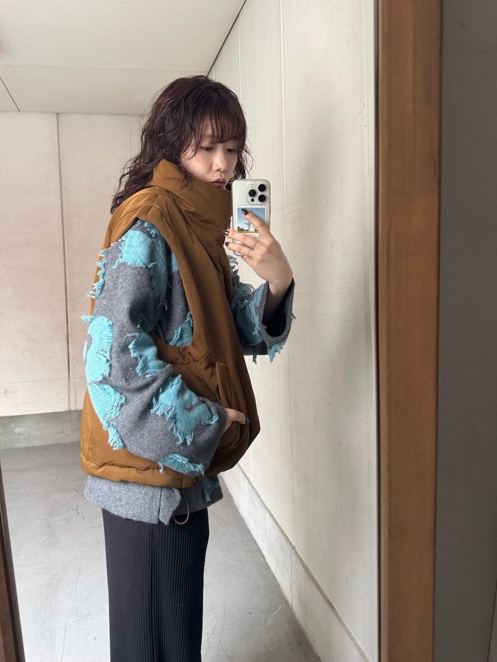 グレー系のニット/セーター、ブラック系のその他パンツ、その他のトートバッグを着用したレディースの秋コーディネートの6枚目の写真