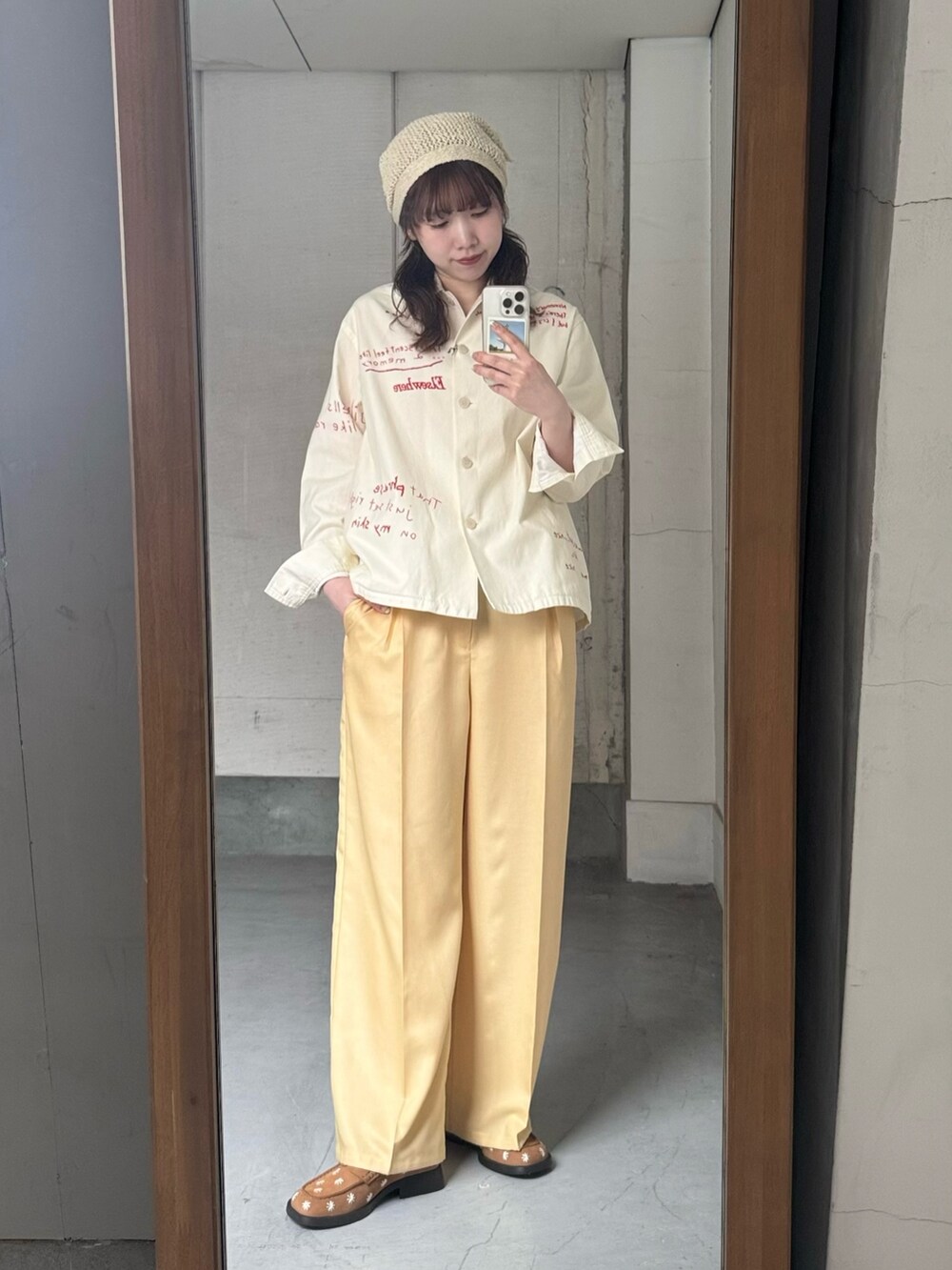 ブラウン系のローファー、ホワイト系のTシャツ/カットソー、ベージュ系のバンダナ/スカーフを着用したレディースの春コーディネートの4枚目の写真