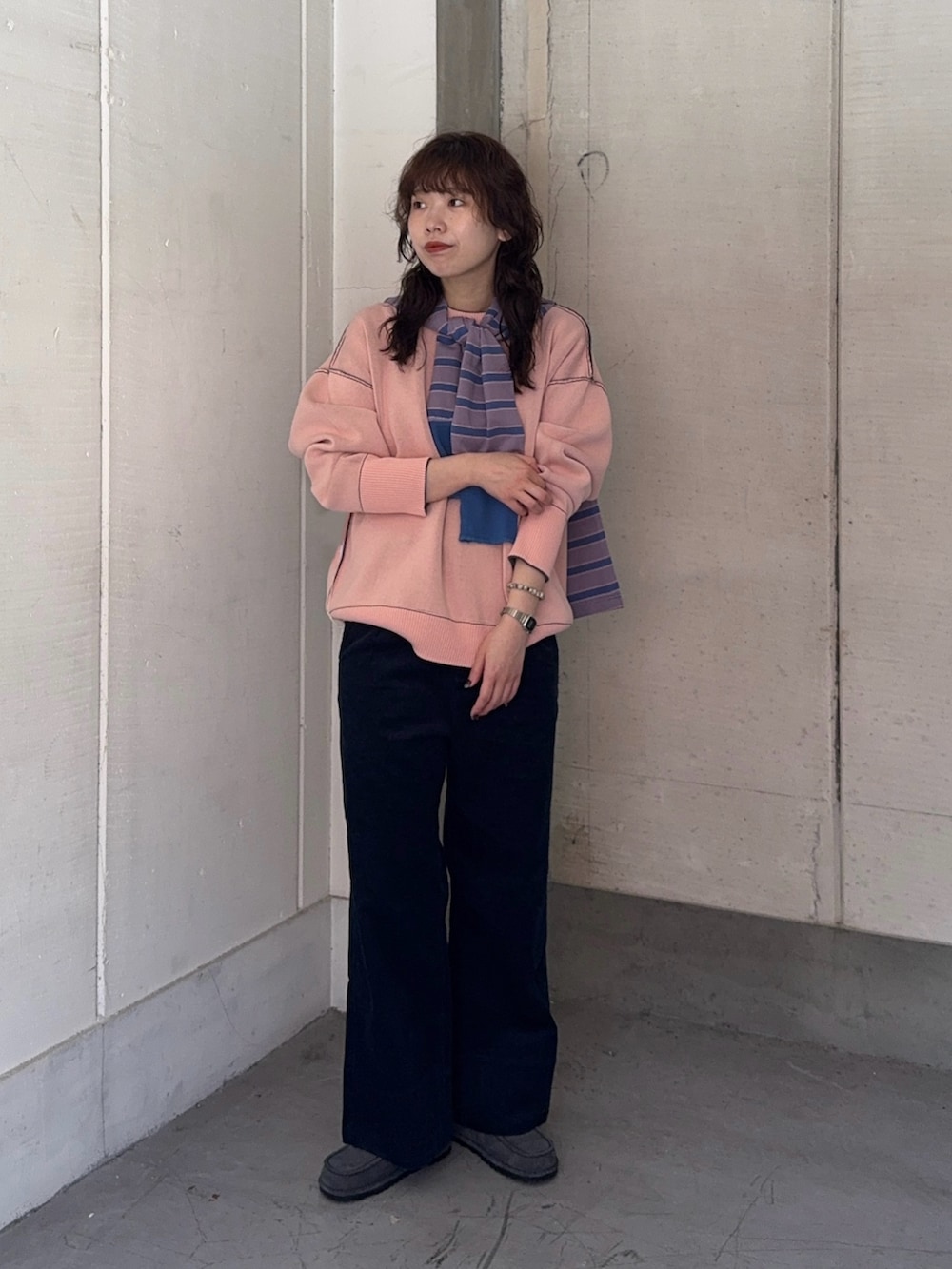 グレー系のニット/セーター、ブルー系のTシャツ/カットソー、ブルー系のその他パンツを着用したレディースの秋コーディネートの2枚目の写真
