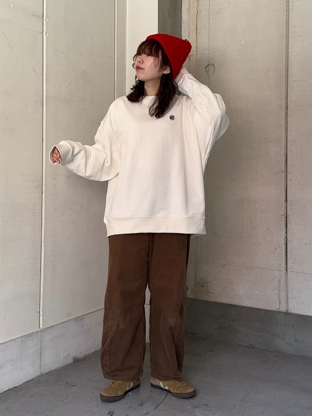 ホワイト系のスウェット、ホワイト系のトートバッグ、グリーン系のその他パンツを着用したレディースの冬コーディネートの3枚目の写真