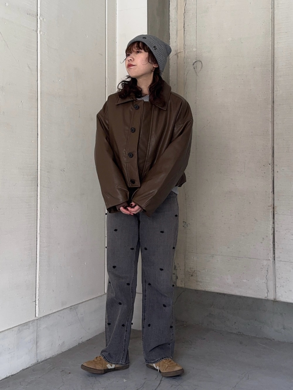 グレー系のスウェット、ベージュ系のスニーカー、グレー系のニットキャップ/ビーニーを着用したレディースの冬コーディネートの2枚目の写真