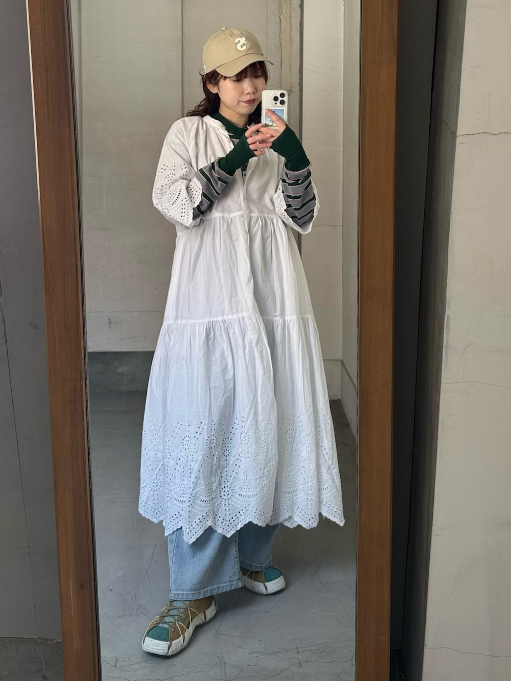 ホワイト系のワンピース、その他のTシャツ/カットソー、その他のスニーカーを着用したレディースの春コーディネートの4枚目の写真