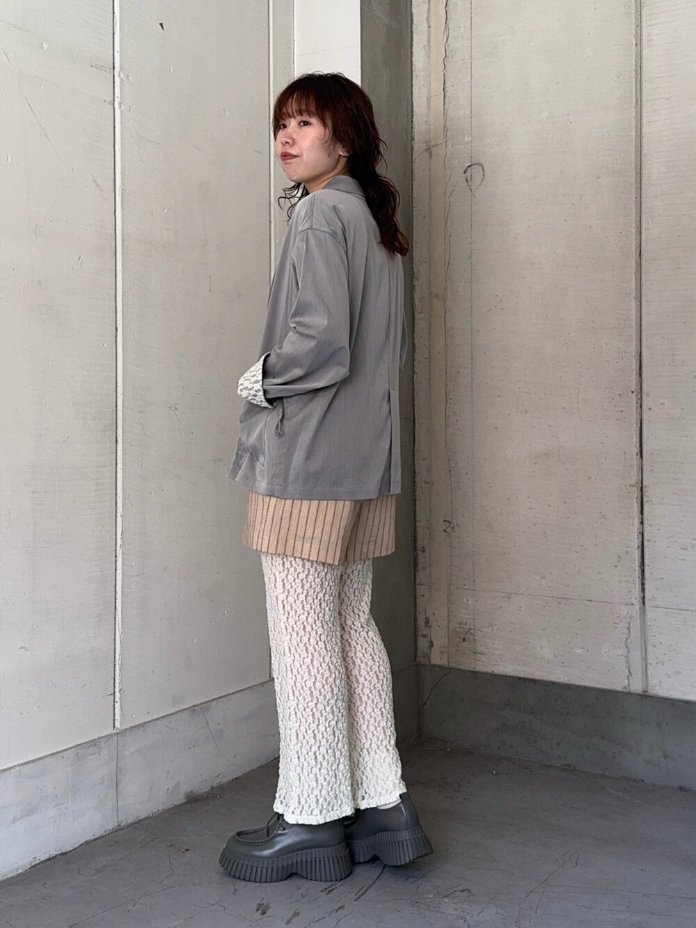 オレンジ系のその他パンツ、オレンジ系のTシャツ/カットソー、グレー系のその他アウターを着用したレディースの冬コーディネートの5枚目の写真