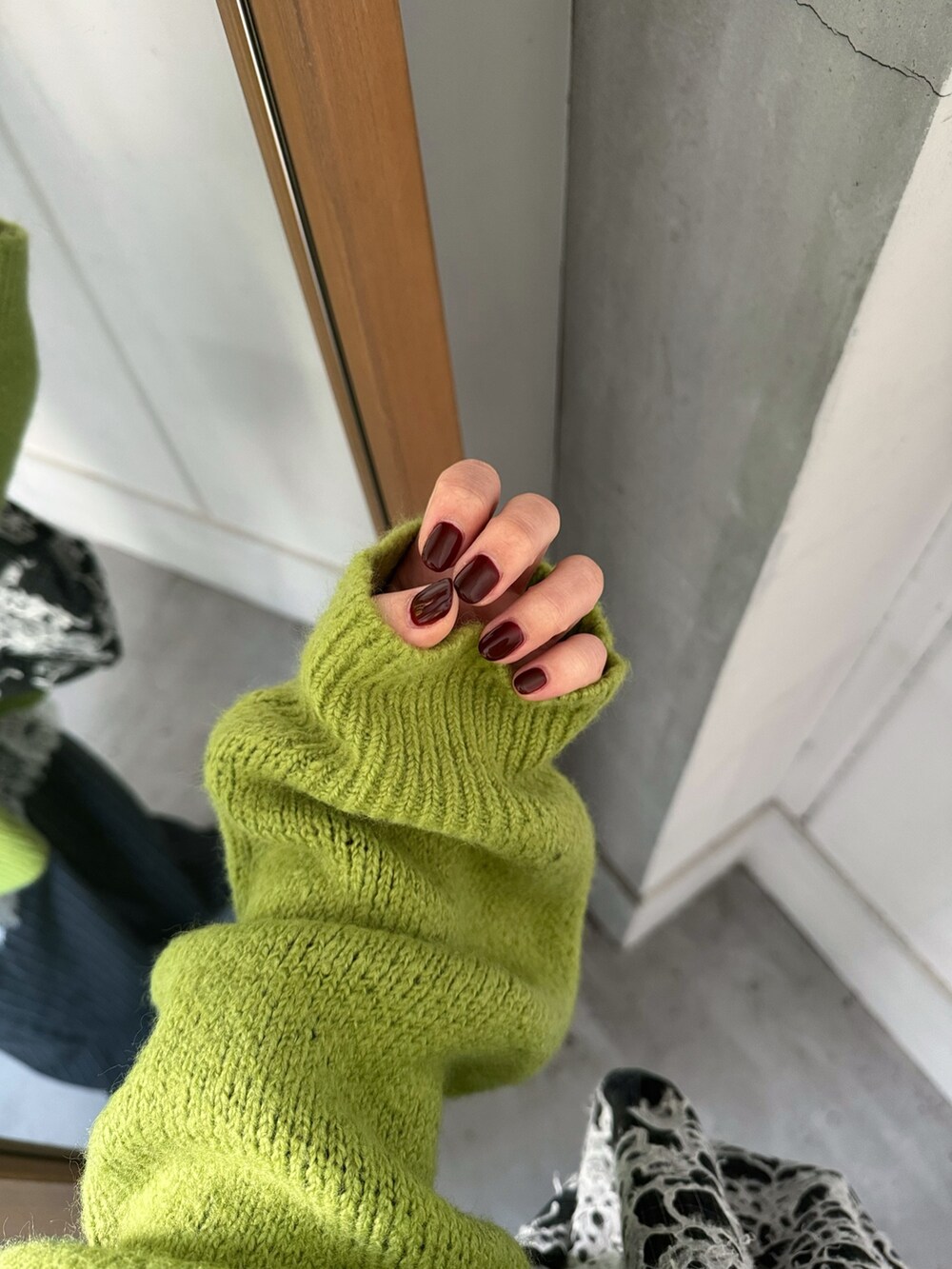 グリーン系のニット/セーター、その他のトートバッグ、グレー系のその他パンツを着用したレディースの秋コーディネートの4枚目の写真