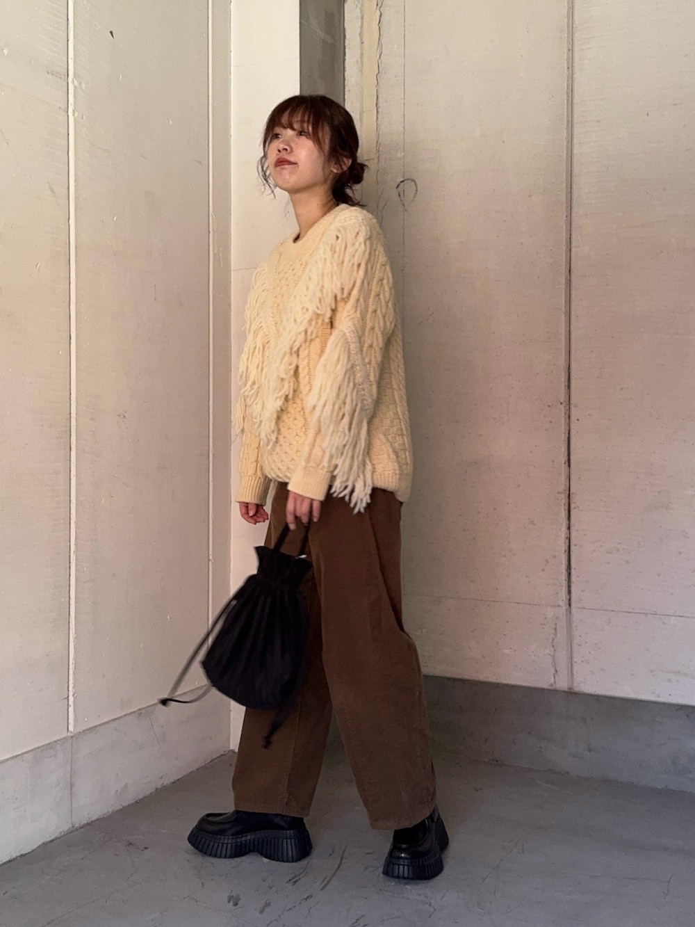 その他のニット/セーター、ブラック系のドレスシューズ、ブラック系のハンドバッグを着用したレディースの秋コーディネートの5枚目の写真