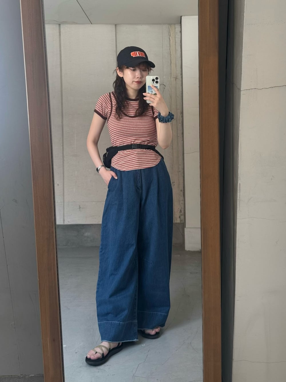 レッド系のTシャツ/カットソー、レッド系のタンクトップ、ブルー系のデニムパンツを着用したレディースの夏コーディネートの5枚目の写真